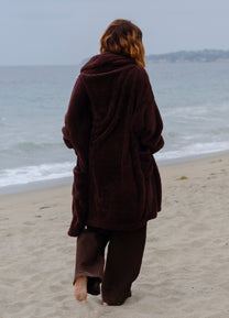 Dark Chocolate Long Papàsweater modeled on the beach