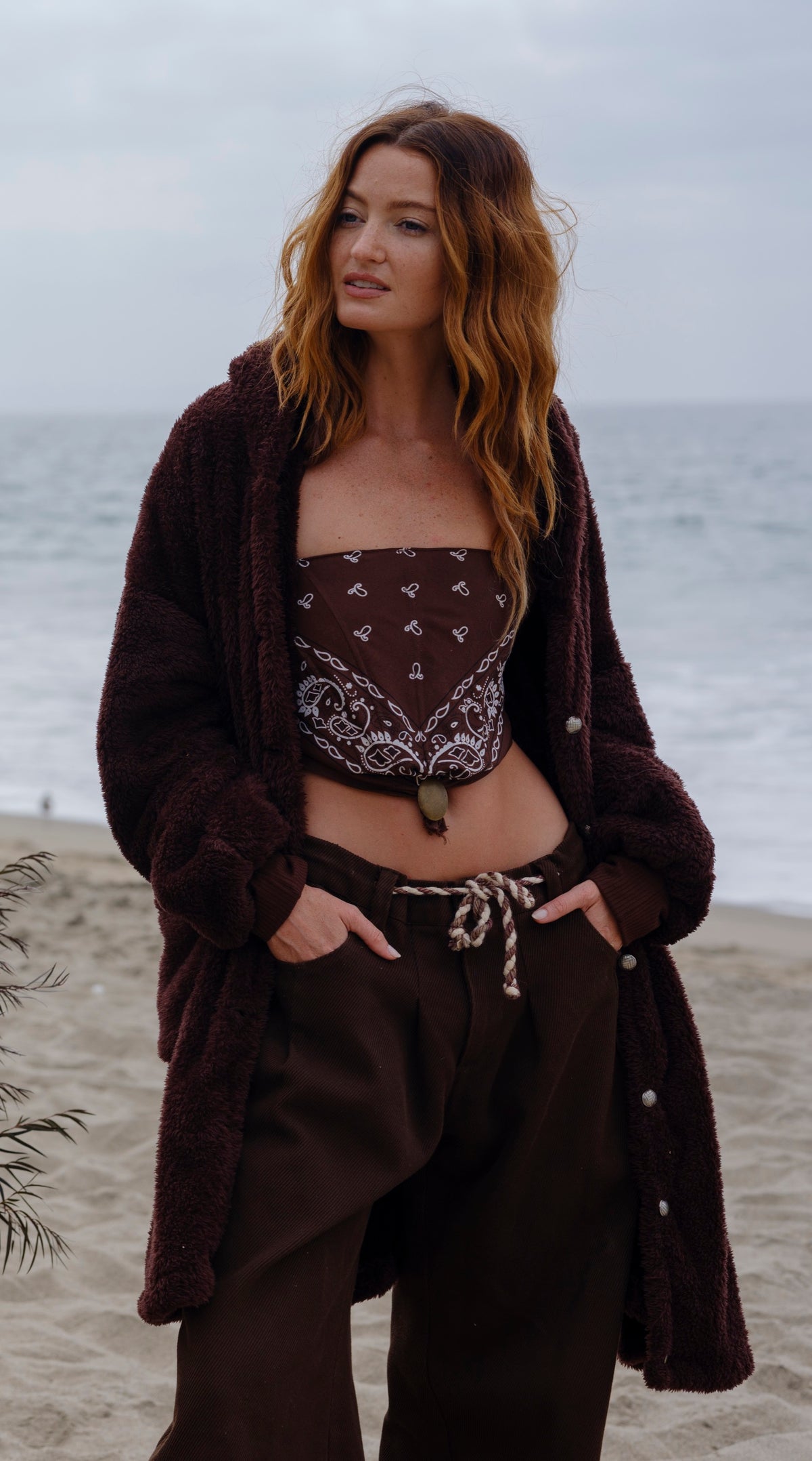Dark Chocolate Long Papàsweater modeled on the beach