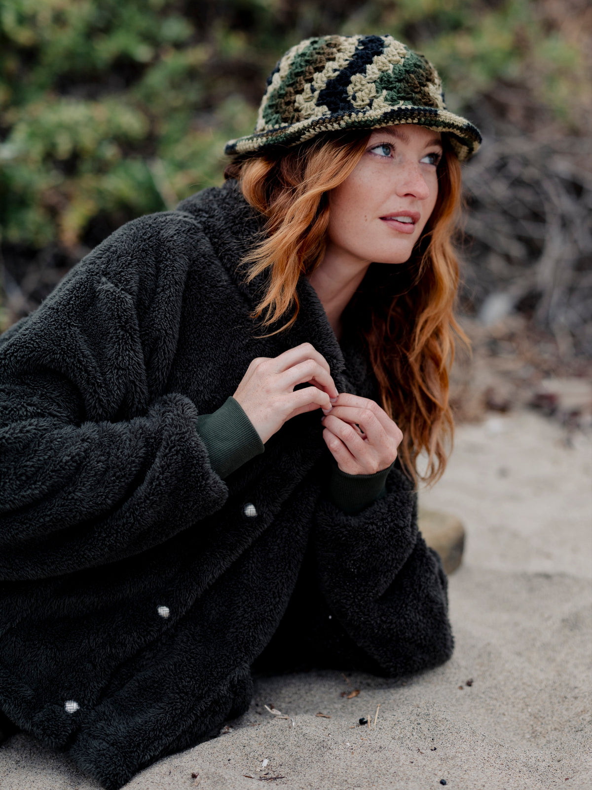 Pacific Pine Crop Papàsweater modeled on the beach