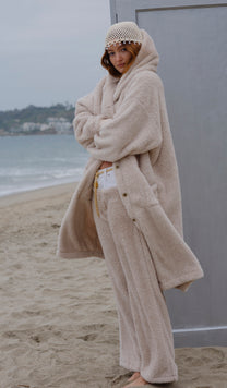 Sheep Long Papàsweater modeled on the beach