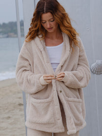 Sheep Mid Papàsweater modeled on the beach