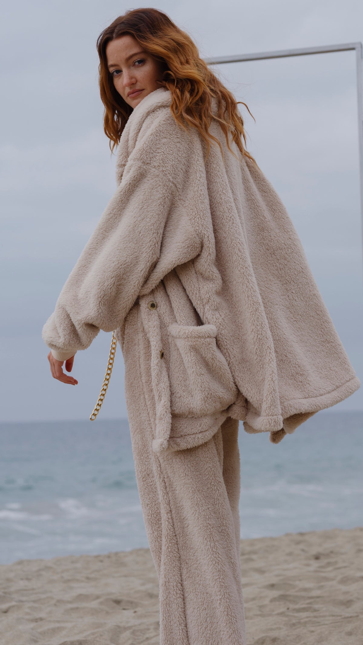 Sheep Mid Papàsweater modeled on the beach