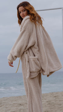 Sheep Mid Papàsweater modeled on the beach