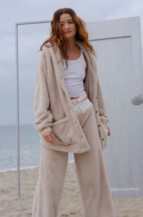 Model wearing the Sheep Mid Papàsweater on the beach