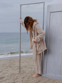 Model wearing the Sheep Mid Papàsweater on the beach